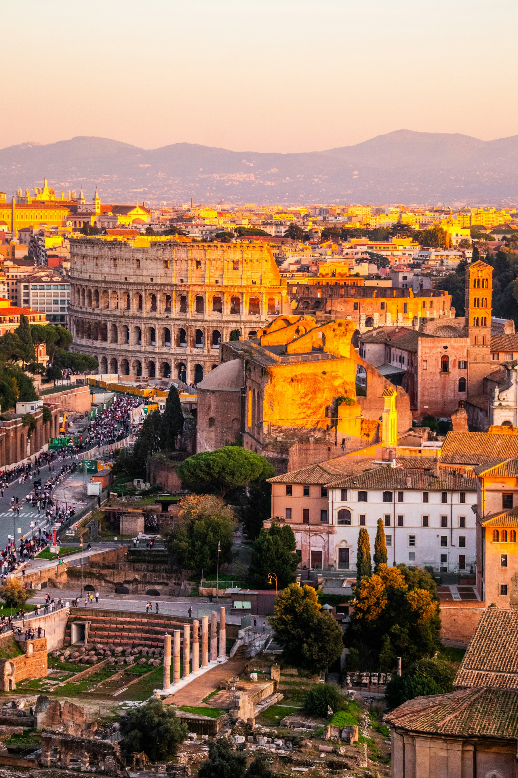 Le Colisée et les toits de Rome baignés par le soleil